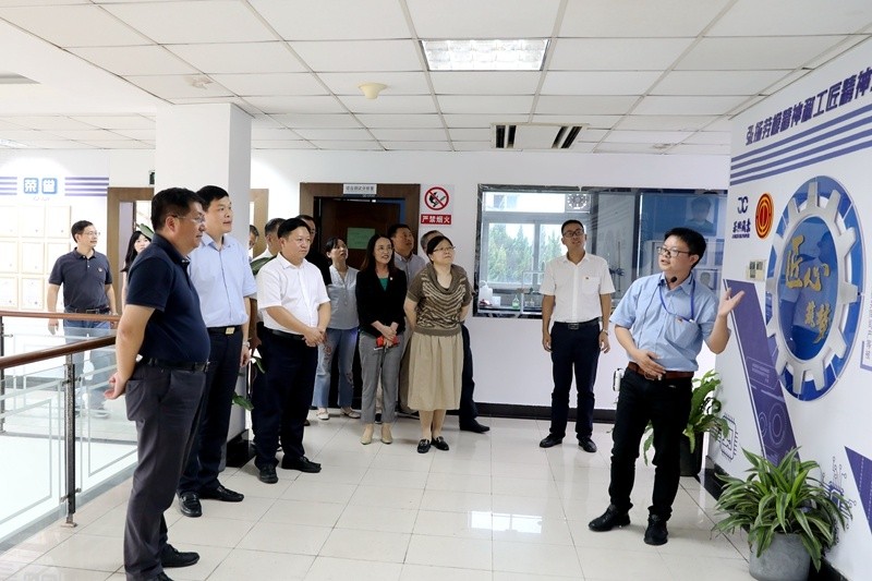 2020年7月29日，时任浙江省政协常委、社法委副主任、省总工会副主席、一级巡视员董建伟莅临ROYAL皇家88纸业调研新时代工匠培育工作