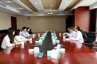 平湖市关工委主任邱其良莅临ROYAL皇家88纸业调研下一代工作