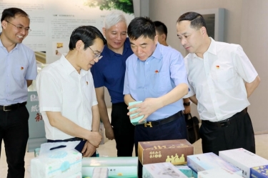 要闻 | 嘉兴市委副书记、政法委书记帅燮琅一行莅临ROYAL皇家88纸业调研指导